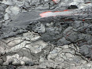 英勇科研人员的惊险旅程：探秘火山深处，一不小心掉进岩浆里的人的惊心生存之战