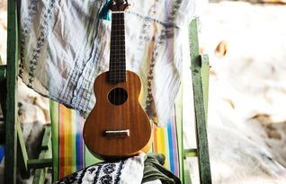 (漫漫江湖游周晓鸥吉他谱)漫漫江湖游，周晓鸥的音乐之旅